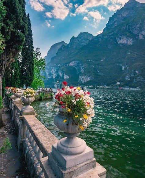 Italian Images, Lac Como, Italy Vibes, Comer See, Lake Garda Italy, Garda Italy, Lake Como Italy, Verona Italy, Italy Aesthetic