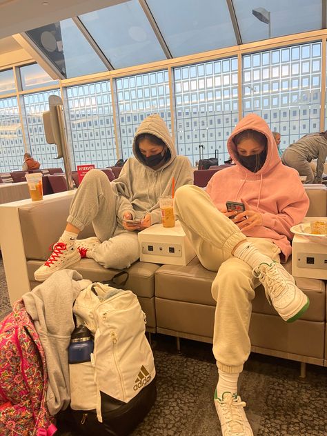 Comfy Travel Outfit Aesthetic, Travel Day Outfit Winter, Aesthetic Airport Fit, Bestie Airport Pics, Winter Plane Outfit, Comfy Airport Outfit Aesthetic, Lazy Airport Outfit, Airport Fits Comfy, Outfit Ideas For Airport