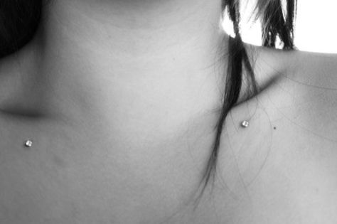 Collar Bone Piercing, Piercing Surface, Labret Vertical, Microdermal Piercing, Surface Piercing, Dermal Piercing, Cute Piercings, Collar Bone Tattoo, Collar Bone