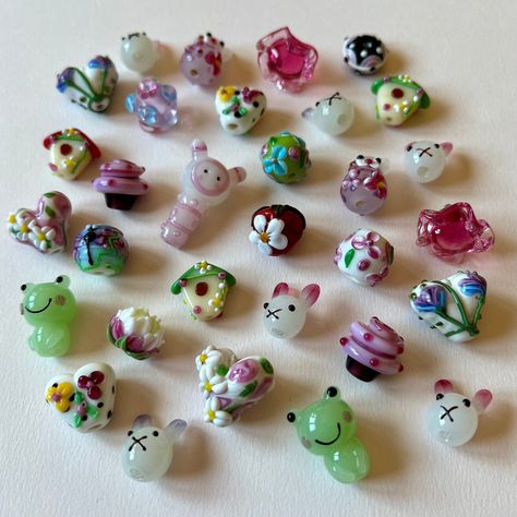 Glass Trinkets, Lampwork Necklace, Valentines Bracelets, Pretty Beads, Necklace Diy, Ceramics Ideas Pottery, Mini Things, Funky Jewelry, Cute Charms