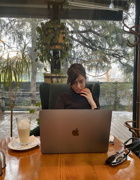 #cozy #work #online #macbook #cafe #latte #mood #girlboss #poses #rain #2022 #study Cafe Window, Goals Board, Social Media Hacks, Minimalism Design, Work And Study, Photography Videos, Pose Idea, Cafe Latte, Design Theme