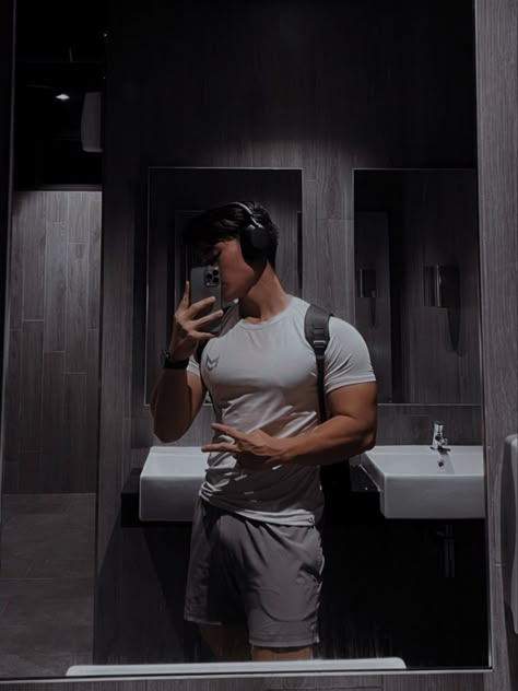 Men Working Out, Gym Mirror Selfie Men, Gym Guy Aesthetic, Brandon Chai, Bodybuilding Poses, Gym Men Motivation, Gym Selfies, Bodybuilding Photography, Back Workout Routine