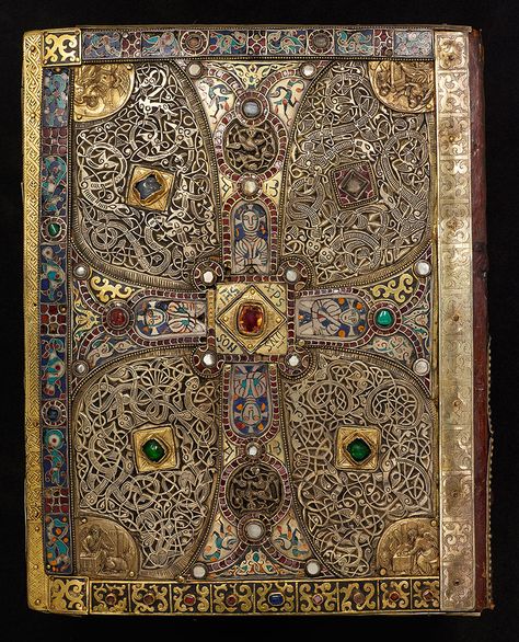 Treasure bindings—book covers encrusted with gold, silver, and gemstones—were a luxury in the Middle Ages. Illustration Art Nouveau, Medieval Books, Ancient Books, Vintage Book Covers, Medieval Manuscript, Book Cover Art, Medieval Art, Illuminated Manuscript, Old Books