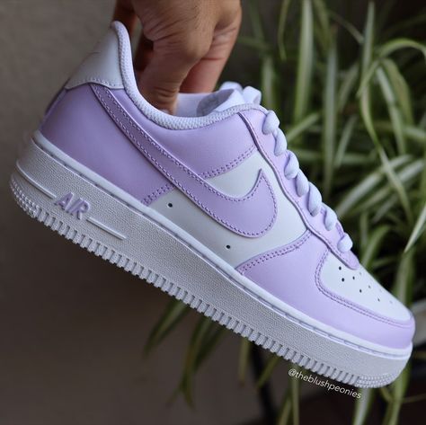 Painted Nike Air Force, Nike Blazer Outfit, Nike Shoes Women Fashion, Casual Shoes Women Sneakers, Painted Nikes, Pretty Sneakers, Nike Fashion Shoes, Preppy Shoes, Pretty Shoes Sneakers