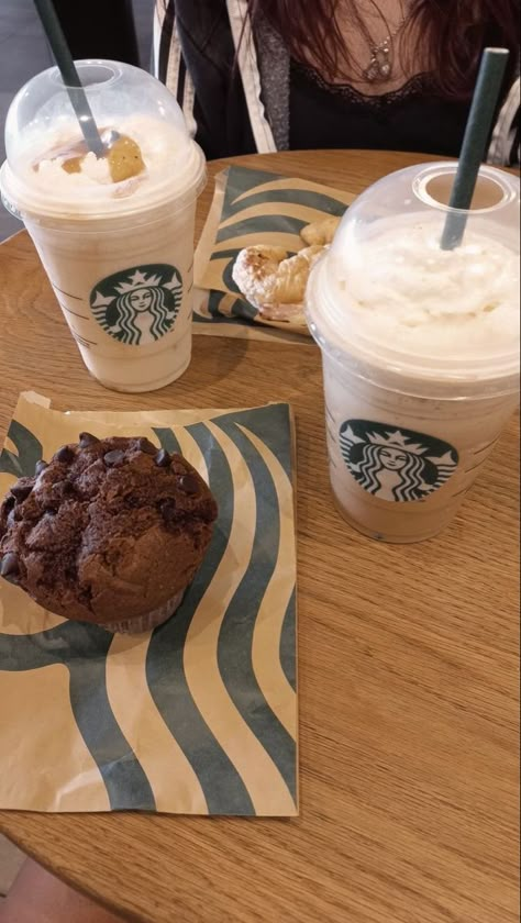 Cute Pfp Girl, Banana Bread Starbucks, Drink Ideas Starbucks, Coffee Gift Basket Ideas, At Home Drinks, Starbucks Caramel Drinks, Coffee Starbucks Drinks, Sweet Coffee Drinks, Starbucks Banana