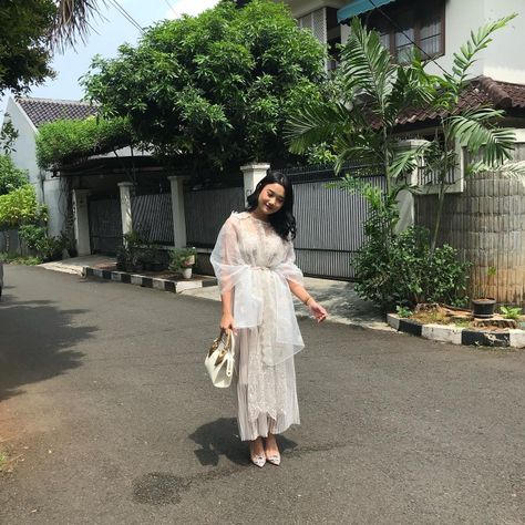 Lebaran Outfit, Model Dress Batik, Kebaya Bridesmaid, Dress Brokat Modern, Model Dress Kebaya, Braidsmaid Dresses, Kebaya Modern Dress, Dress Kebaya, Dress Pesta