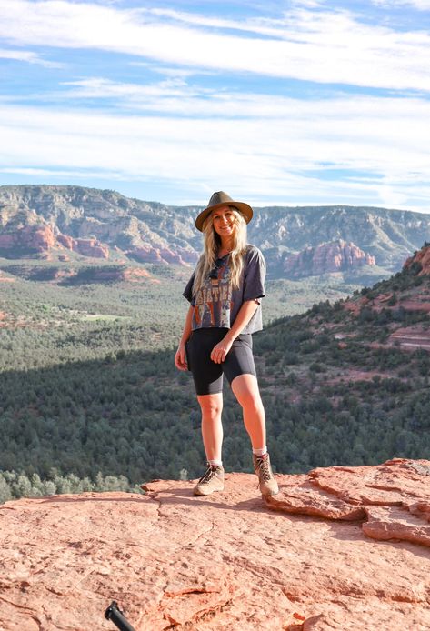 The Perfect Sedona Weekend Guide Sedona Style Fashion, Sedona Arizona Outfits Summer, Sedona Hiking Outfit, Sedona Outfits, Arizona Travel Outfits, Grand Canyon Outfit, Sedona Travel Guide, Sedona Hiking, Sedona Travel