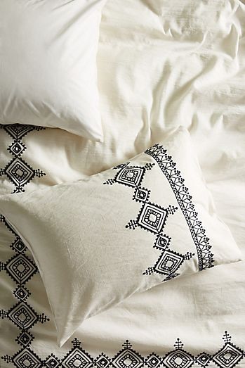 Crochet Bedsheets, Bed Sheet Painting Design, Bed Cover Design, Cushion Embroidery, Cushion Cover Designs, Hand Work Embroidery, Crochet Cushions, Embroidery Flowers Pattern, Handwork Embroidery Design