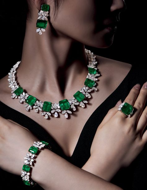 Lot 2170 | A Highly Important Suite of Colombian Emerald and Diamond Jewellery, by Harry Winston | Magnificent Jewels | Poly Auction Hong Kong Green Diamond Jewellery, Green Diamond Necklace, Harry Winston Jewelry, Emerald Jewellery, Magnificent Jewels, Diamond Jewelry Set, Diamond Necklace Designs, High Jewellery, Jewelry Photoshoot