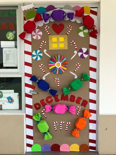 Daycare Christmas Bulletin Board, Balloons Christmas Decorations, Dream House Christmas, Christmas Door Display Classroom, Office Christmas Door Decorations Ideas, Candy Door Decorations Classroom, Christmas Classroom Themes, Christmas School Door Ideas, Christmas Door School