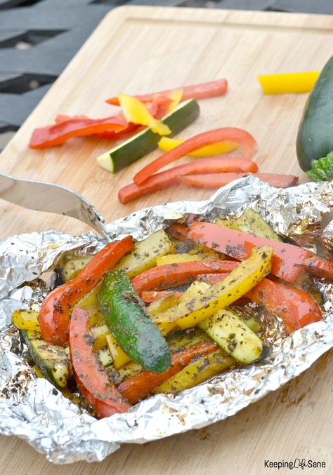 Are you looking for an easy recipe for the grill? You've found it! These grilled peppers and zucchini are the best! Grilled Zucchini And Peppers, Grilled Bell Pepper Recipes, Grilled Zucchini Recipes, Grilled Bell Peppers, Grilled Peppers And Onions, Grilled Recipes, Pepper Recipes, Grilled Peppers, Zucchini Recipe