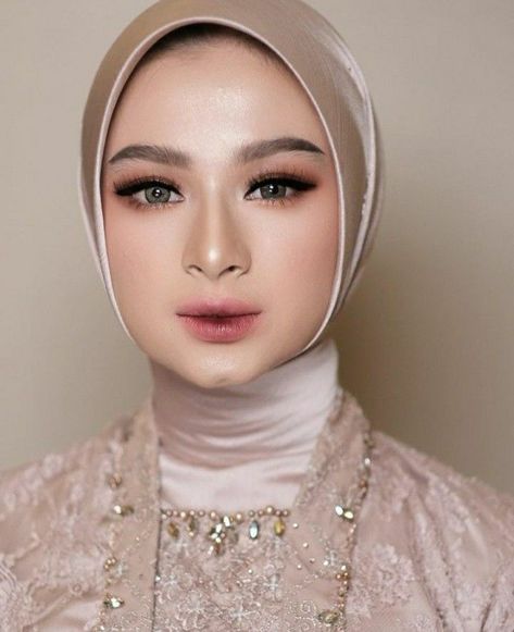 Look Make Up Korea, Inspirasi Make Up, Make Up Bali, Make Up Bridesmaid Hijab, Make Up Perpisahan Sekolah, Natural Makeup Looks For Graduation, Make Up Perpisahan, Makeup Wisuda Hijab Natural, Make Up Natural Wisuda