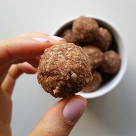 Since i’m looking into starting a low FODMAP diet i made some protein bliss balls free of dates! They’re low FODMAP if you don’t include the raw pea protein powder because i&#8217… Fodmap Energy Balls, Fructose Free Snacks, Low Fodmap Energy Balls, Low Fodmap Protein Balls, Low Fructose Recipes, Fructose Free Recipes, Fructose Intolerance, Fod Map, Fodmap Meal Plan