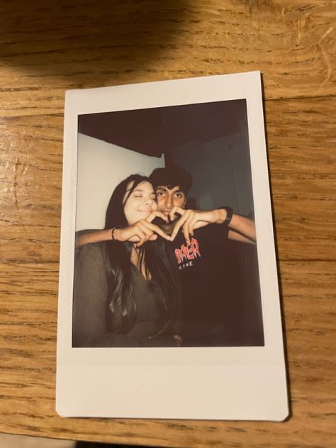 Cool Polaroid Pictures, Poloraid Pics Aesthetic, Photo Polaroid Ideas, Poloride Picture Ideas, Couple Poloroid Pictures Ideas, Polaroid Inspired Photos, Cute Polaroid Pictures Ideas, Couple Poses Polaroid, Polaroid Picture Poses