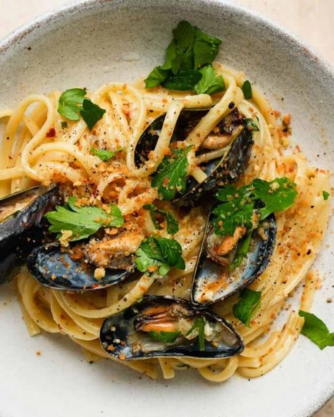 Italian Mussels, Pasta Mussels, Steamed Mussels Recipe, Pasta With White Wine, Mussels In White Wine, Steamed Mussels, Mussels Recipe, White Wine Sauce, Muscle Food