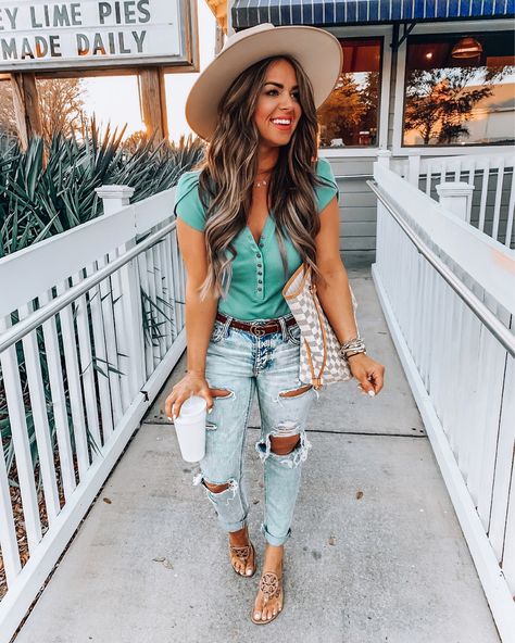 Distillery Outfit Summer, Spring Brewery Outfit, Vegas Day Outfit Spring, Las Vegas Outfit Spring, Dallas Outfits Summer, New Orleans Outfit Spring, Vegas Outfits For Women, Young Mom Outfits Summer, Girls Weekend Outfits