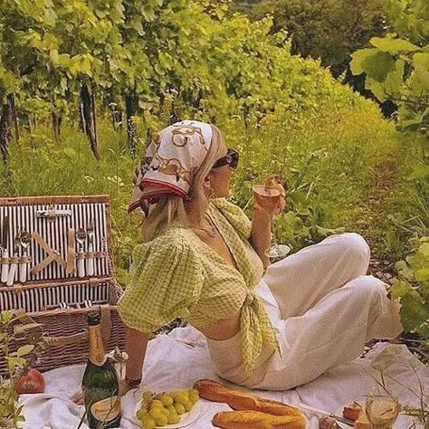 70+ Aesthetic & Cute Picnic Outfit Ideas [2024]: What To Wear To A Picnic Picnic Photo Shoot, Cottagecore Picnic, Picnic Pictures, Picnic Photography, Picnic Inspiration, Vintage Picnic, Picnic Date, Cottage Core Aesthetic, Spring Aesthetic