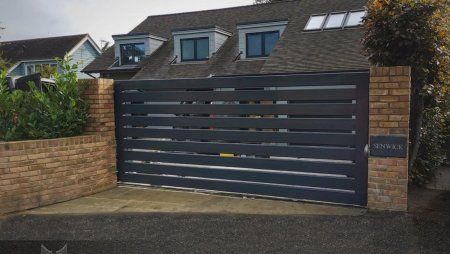 House Entrance Gate, Modern Gates Driveway, Gate Modern, Electric Driveway Gates, Automatic Gates Driveways, Green Exterior House Colors, Black Gate, Wooden Gates Driveway, Gates And Railings