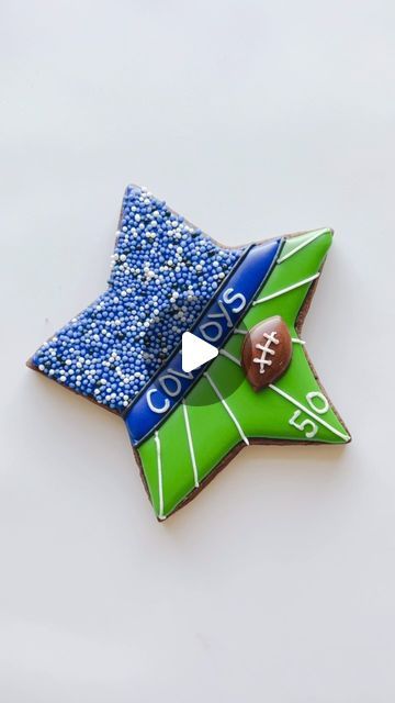 Dallas Cowboys Cookies, Sweetheart Cookies, Football Sugar Cookies, Flight Food, Dallas Cowboys Birthday, Sports Cookies, Football Cupcakes, Cookie Shop, Football Cookies