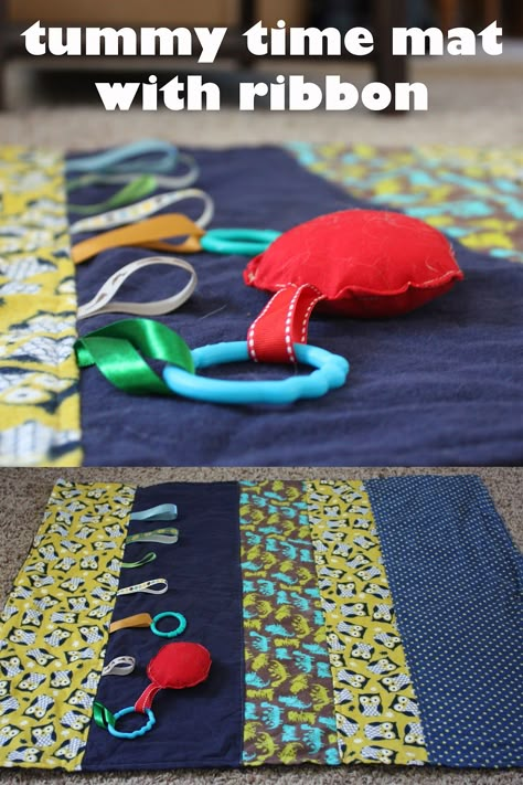 Fisher's Mommy: Tummy Time Mat Tutorials. Use ribbon to attach toys to or to leave like a taggies blanket. Baby Play Mat Diy Sewing Free Pattern, Diy Baby Toys, Baby Tummy Time, Taggie Blanket, Boy Crochet, Mommy Tummy, Diy Sy, Diy Baby Blanket, Tummy Time Mat