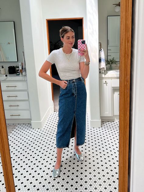 Denim Skirt And Ballet Flats, Denim Skirt Spring Outfit, Midi Denim Skirt Outfits, Mid Jean Skirt Outfits, Midi Jeans Skirt Outfit, Denim Skirt Outfit Spring, Midi Denim Skirt Outfit, Denim Skirt Looks, Long Denim Skirt Outfits