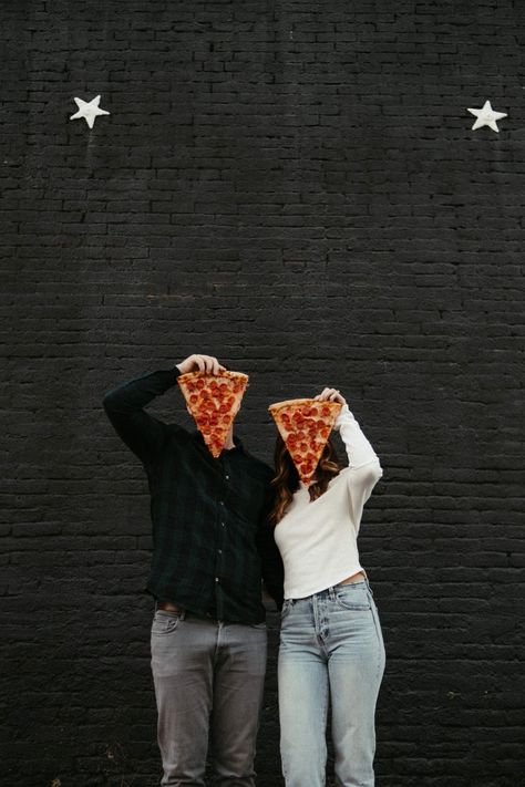 Engagement Photos Eating Pizza, Pizza Maternity Pictures, Couple Pizza Photoshoot, Pizza Date Photoshoot, Pizza Shop Engagement Photos, Pizza Couple Photoshoot, Pizza Engagement Pictures, Trunk Photoshoot, Silly Couple Photoshoot