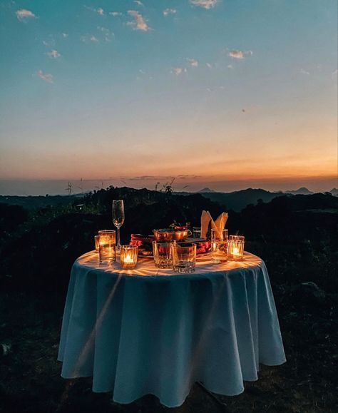 Fancy Date Ideas, Date Setup, Best Living Room Ideas, Rooftop Dinner, Outdoor Dates, Dates Ideas, Emma Heming, Birthday Room, Outdoor Date