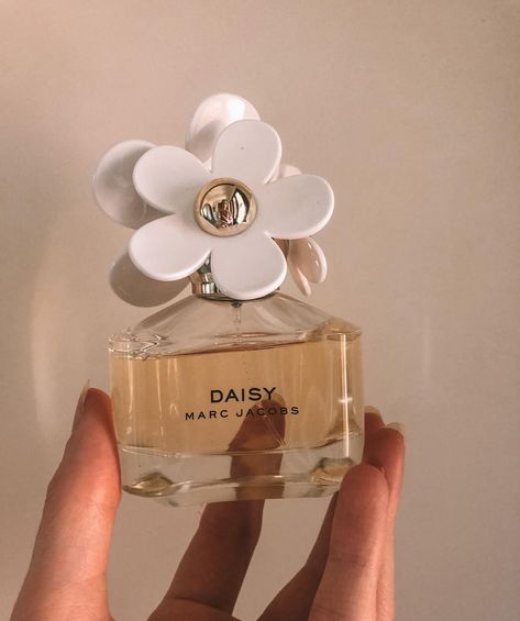 Woman Perfumes, Daisy Marc Jacobs, Daisy Perfume, Bf Gift, Gucci Perfume, Sassy Chic, Girly Lifestyle, Marc Jacobs Daisy, Scent Of A Woman