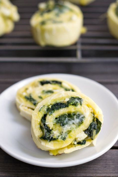 Spinach Feta Pinwheels - Real Food Real Deals Spinach Feta Pinwheels, Finger Foods Recipes, Feta Pinwheels, Cauliflower Breadsticks, Kids Lunch Boxes, Healthy Appetizer, Gluten Free Appetizers, Spinach Feta, Tapas Recipes