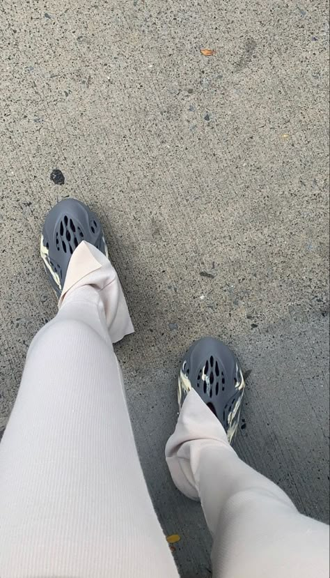 Yeezy Sandals Outfit, Minimal Streetwear, Back Fat Workout, Hijabi Fashion Casual, Sandals Outfit, Slides Sandals, Statement Shoe, Mens Trendy Outfits, Girly Accessories