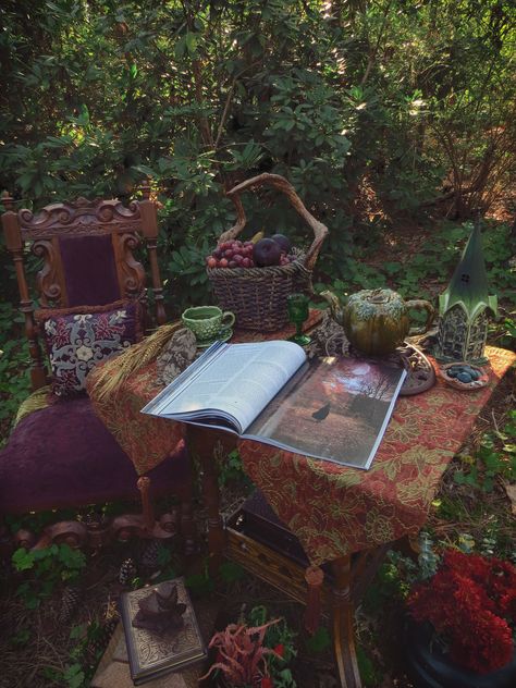 Witchy Garden, Tattoo Plant, Autumn Witch, Fairy Aesthetic, Hippie Life, Have Inspiration, Season Of The Witch, Witch Aesthetic, Green Witch