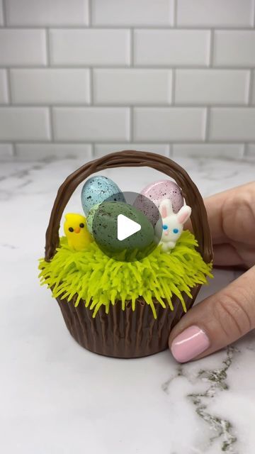 1M views · 32K likes | Rachel Lindsay on Instagram: "Turning a cupcake into an Easter Basket 🐰🐣

Edible wrappers are my favourite, this way you can eat the whole thing 😋🍫

I used @darrelllea speckled eggs and @wiltoncakes bunny and chick decorations 🐰🐣

#cupcake #easterbasket #cakedecorating #cakeart #easterbaking #cakedbyrach" Easter Egg Dessert, Egg Desserts, Basket Cupcakes, Easter Cheese, Easter Basket Cupcakes, Easter Cake Pops, Easter Cupcake, Rachel Lindsay, Homestead Kitchen