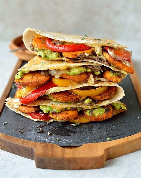 Loaded veggie quesadillas - delicious, filling, healthy quesadillas stuffed with spiced roasted sweet potato, peppers, black beans, avocado, cream cheese and cheddar. Healthy Quesadillas, Salsa Ideas, Healthy Quesadilla Recipe, Healthy Quesadilla, Veggie Quesadillas, Heathy Eats, Veggie Quesadilla, Vegan Apps, Running Food