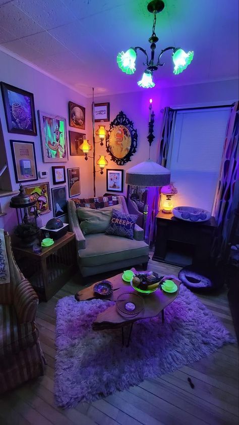 Trippy Living Room, Bedroom Apartment Aesthetic, Trippy Living Room Ideas, Chill Apartment, Decorating Apartment, Hangout Room, Aesthetic Apartment, Hippy Room, Home Decor Aesthetic