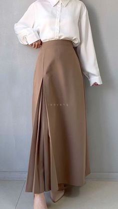 Maxi Skirts Outfit, Long Skirt Outfit Ideas, Long Skirt Outfit, Girly Style Outfits, Skirt Outfit Ideas, Modest Dresses Fashion, Long Skirt Fashion, Mode Turban, Long Skirt Outfits