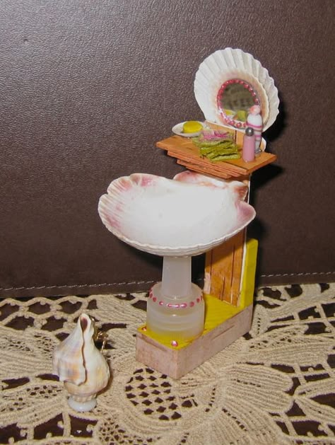 Faerie Furniture, Mermaid Dollhouse, Fairy Diy, Fairy House Crafts, Fairy Garden Furniture, Fairy Homes, Fairy House Diy, Fairy Accessories, Fairy Jars