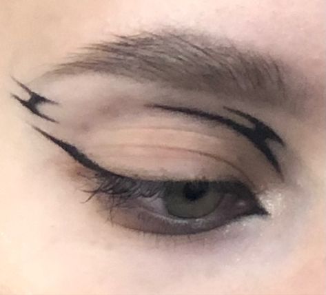 Eyeliner Grafico, Vampire Bride, Face Art Makeup, Graphic Makeup, Rave Makeup, Graphic Eyeliner, Swag Makeup, Eye Makeup Pictures, Interesting Images