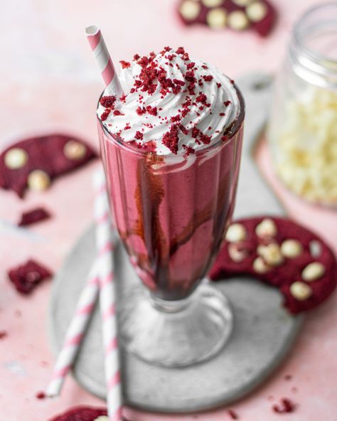 Strawberry Chocolate Milkshake, Valentines Milkshake, Red Velvet Drink, Red Velvet Milkshake Recipe, Red Velvet Milkshake, Milkshake Ideas, Smoothie Shop, Fruit Smoothie Recipes Healthy, Chocolate Garnishes