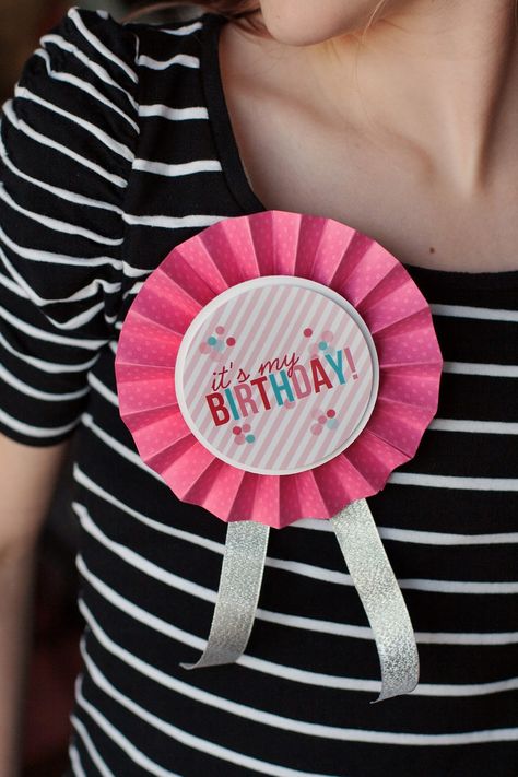 Birthday Badges Diy Birthday Button, Diy Birthday Badge, Fun Birthday Ideas, Diva Party, Badges Diy, Fun Gift Ideas, Birthday Pins, Birthday Badge, Happy Birthday Images