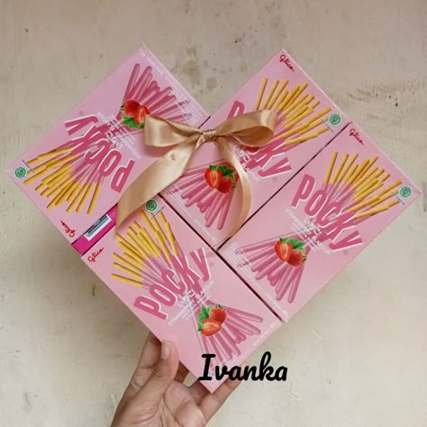 Pocky Love 4 Kotak, Pocky Valentines, Pocky Bouquet, Diy Snack Boxes Gift Ideas, Pocky Heart, Pocky Aesthetic, Snack Box Gift, Friendship Band, Bucket Gifts