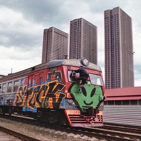 90s Graffiti Street Art, Graffiti On Trains, Graffiti Collage, Nyc Train, Train Graffiti, Street Pics, Graffiti Photography, New York Graffiti, Graffiti Style Art