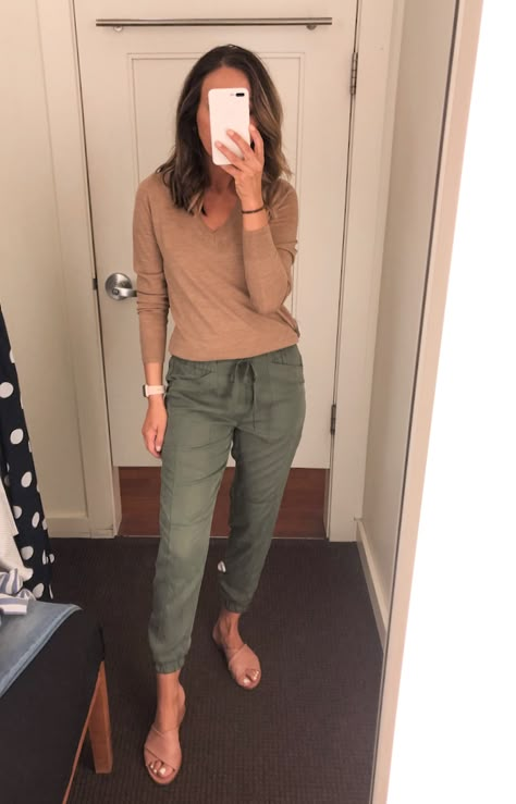 Fashion Identity, Olive Pants, Fitting Room, Outfit Chic, Joggers Outfit, Traje Casual, Summer Work Outfits, Casual Work Outfits, Work Outfits Women