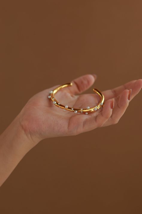 Jewelry Poses, Bracelet Photography, Jewellery Photo, Chunky Gold Bracelet, Pearl Bangle Bracelet, Jewellery Photography Inspiration, Jewellery Photography, Pearl Cuff Bracelet, Open Bangle Bracelet