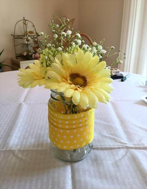 15 Best Mason Jar Table Decoration and Centerpiece Ideas for 2019 Cheap Bridal Shower Ideas, Mason Jar Flower Arrangements, Mason Jar Christmas Crafts, Mason Jar Projects, Mason Jar Flowers, Deco Nature, Bridal Shower Diy, Wine Bottle Diy Crafts, Mason Jar Crafts Diy