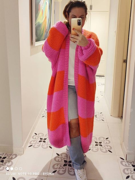 Long Knit Cardigan Outfit, Colorful Casual Outfits, Pop Of Color Outfits, Crochet Cardigan Pink, Knitted Cardigan Outfit, Pink And Orange Outfit, Long Crochet Sweater, Oversized Crochet Cardigan, Crochet Long Cardigan