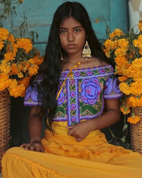 Mexican Beauty, Mexican Photography, Mexican Dress, Guatemala Women, Mexican Traditional Clothing, Mexican Models, Mexican Hairstyles, Latina Aesthetic, Mexican People