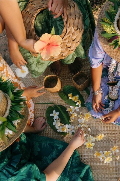 Hawaiian Culture Aesthetic, Papale Hat, Polynesian Flowers, Flowers Plumeria, Hawaiian Aesthetic, Hawaiian Hats, Hibiscus Hawaii, Island Flowers, Lei Making