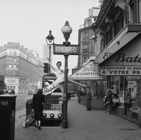 A ballerina demonstrates the correct way to enter the Parisian métro. 1955  Image by Serge Berton / Getty Images The Broad Museum, Metro Paris, Paris 1900, Old Paris, Paris Images, Paris Vintage, U Bahn, Paris Photo, Conde Nast Traveler