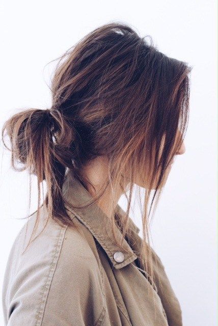 medium length hairstyles Messy Brown Hair, Rambut Brunette, Long Brunette Hair, Medium Length Hairstyles, Lazy Hairstyles, Messy Ponytail, Long Brunette, Romantic Hairstyles, Hair Simple