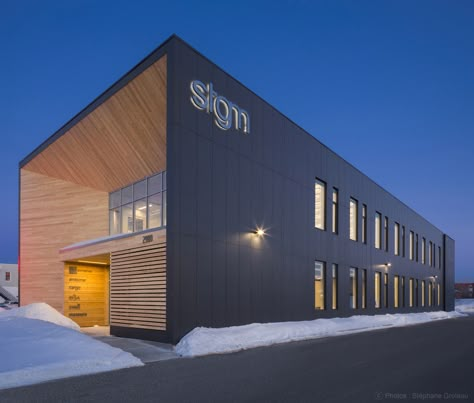 © Stéphane Groleau Industrial Building Design, Warehouse Architecture, Metal Building Designs, Factory Architecture, Retail Space Design, Warehouse Design, Office Building Architecture, Industrial Building, Industrial Architecture